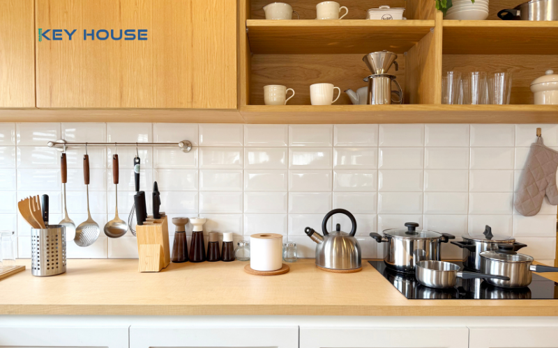 Một số đồ vật được cất gọn ở ngăn trên